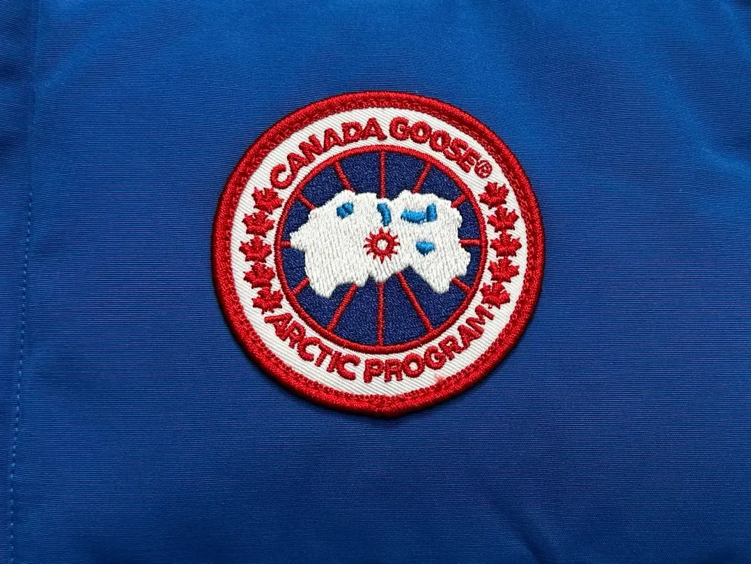 P360 [Canada Goose] Canada Goose #Freestyle Crew 4154M Men’s and Women’s Vest Down# ➖ Imported Behringer embroidery machine with customized 10,000-needle embroidery logo! ➖ Imported 21-count polyester-cotton blended original fabric, using Feather-Light 10D waterproof coating fabric, made of 84.5% polyester fiber and 15.5% cotton, 100% the best feel in the entire network! ➖ The genuine official website uses the national standard 80 white duck down, and will never be misled by false claims such as 90 down or goose down! ➖ 100% nylon nylon lining with double double-layer sealing design to prevent velvet from running away. Top-grade polar fleece is used in the collar and pockets to keep warm and comfortable! ➖ Yoshida YKK provides original custom-made electroplated sliders. YKK two-way lockable zippers are tight and smooth and will not peel off paint! ➖ 3M composite original Velcro is durable, and all accessories and hardware are disassembled and customized! ⛔No slander, no exaggeration, no need for too much copywriting, because it is focused, it is professional!  SIZE: XS S M L XL XXL